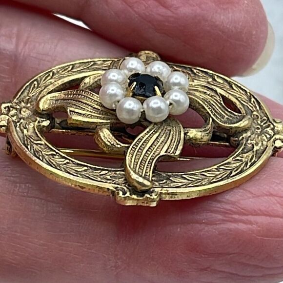Vintage faux pearl ornate oval brooch. - Picture 2 of 6